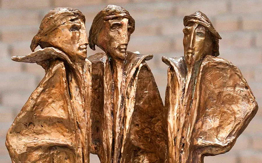 Bronzeskulptur der Emmaus-Jünger.