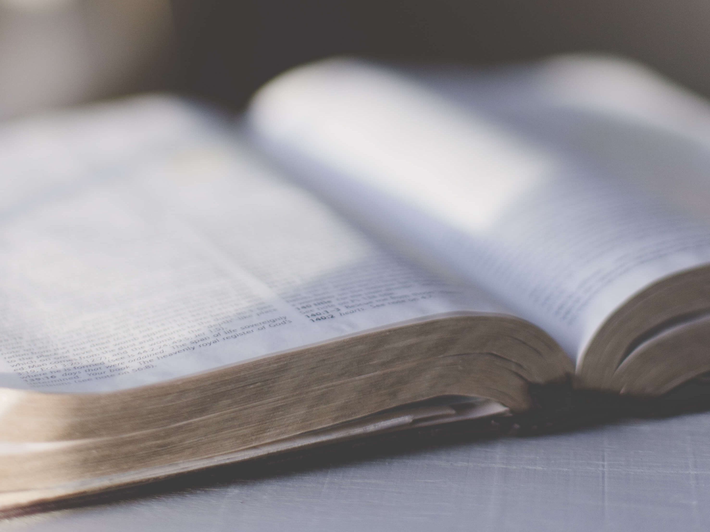Eine aufgeschlagene Bibel auf einem Tisch.