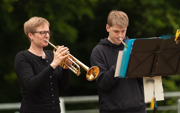 Zwei Menschen, die Posaune spielen